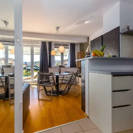 Sunnyside Corner Apartman Krk Town